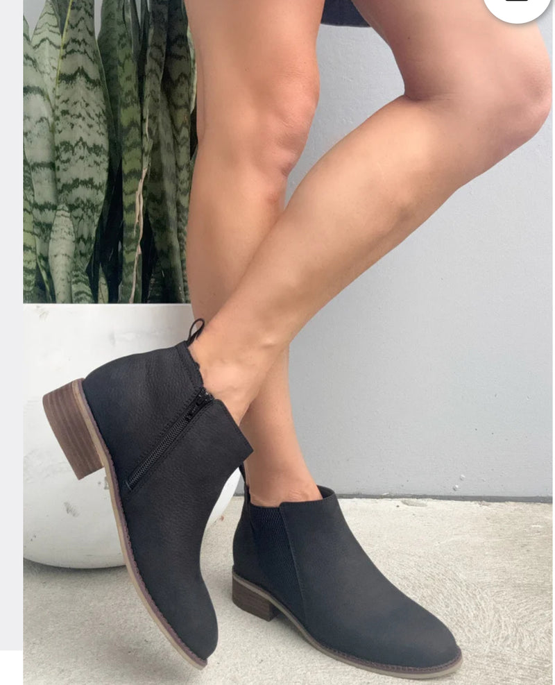 Kyle-Black boots